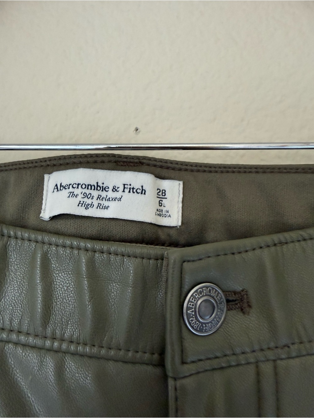 Abercrombie and Fitch Curve Love Vegan Leather Cargo 90s Relaxed Pants in Olive - Picture 4 of 14